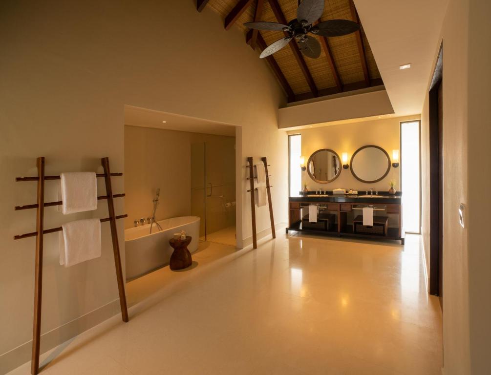 房型内部设施图片参考，如无边泳池与电视及音响， Lagoon pool villa-湖畔泳池别墅 maldievs(瑞喜敦迪鼓拉D岛 The Residence Maldives at Dhigurah) 