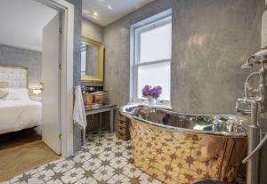 Stunning Gated Home London