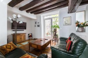 Veeve - Central Escape by the Seine