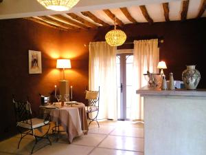 MAISON DANS LES OLIVIERS