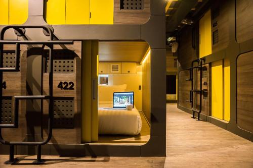 Resultado de imagen de yellow capsule hotels