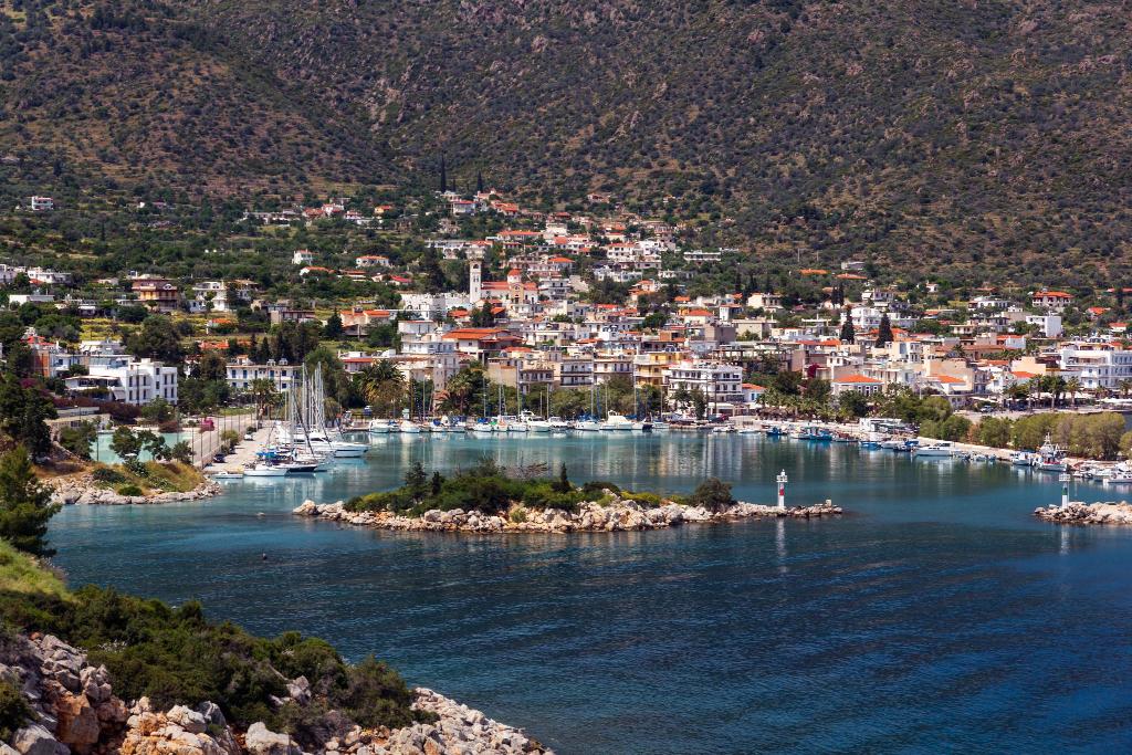 Saronis Hotel