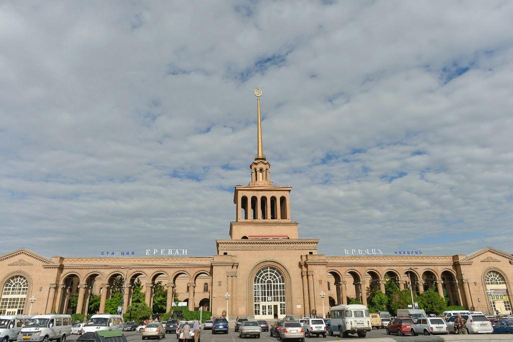 Станция ереван. Железнодорожный вокзал Ереван. ЖД вокзал Ереван. Центральный вокзал Еревана. Ереван Ереван Железнодорожный вокзал.