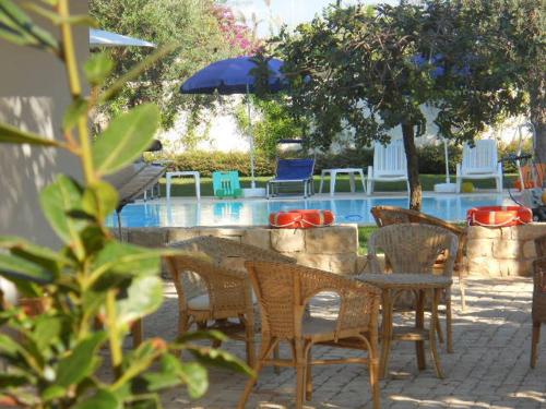 La piscina a sfioro di 80 mq, il solarium e la veranda attrezzati